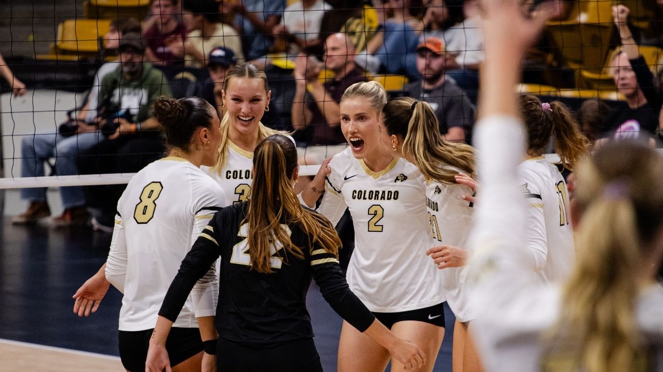 El equipo de Colorado celebrando en corro tras ganar a Colorado State