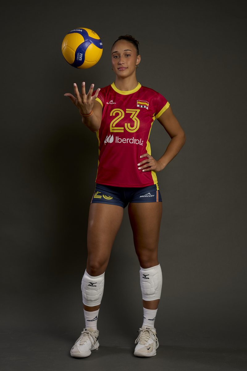 Inés Losada de cuerpo entero con la equipación de la selección española