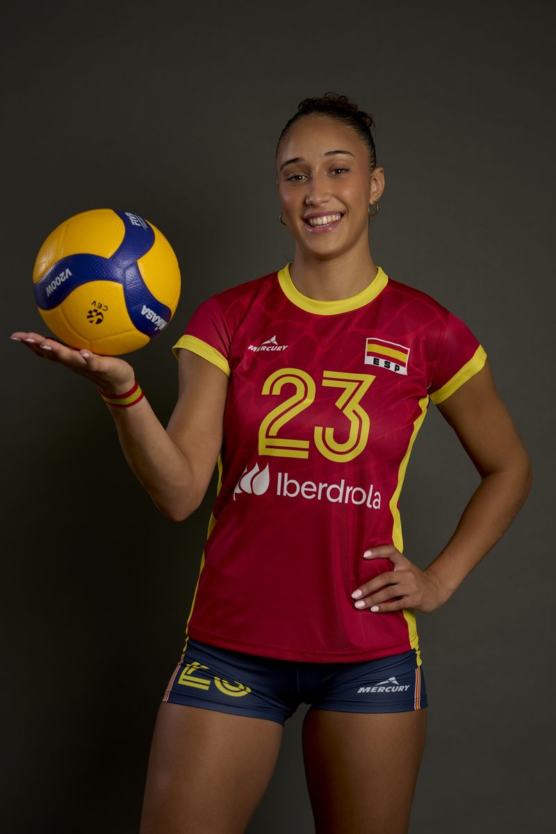 Inés Losada con el balón en la mano, con la camiseta número 23 de la selección española