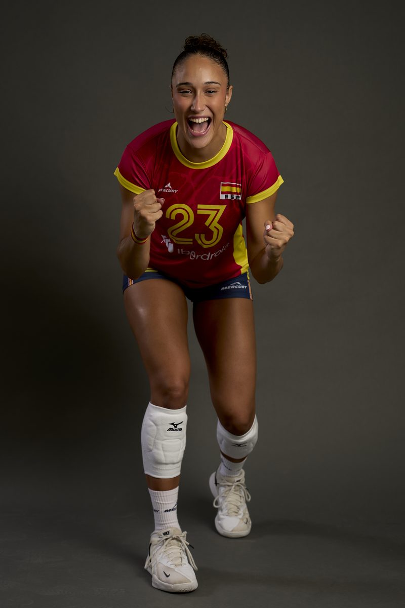 Inés Losada celebrando con los puños en alto, con la camiseta de la selección española