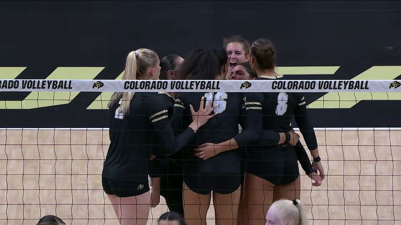Fotograma del reel: las Buffaloes celebrando en la pista