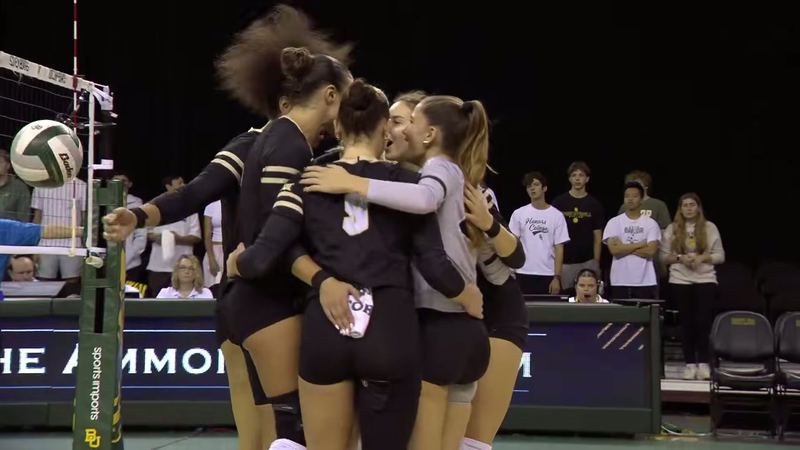 Fotograma del reel: jugadoras de Colorado abrazadas tras el punto