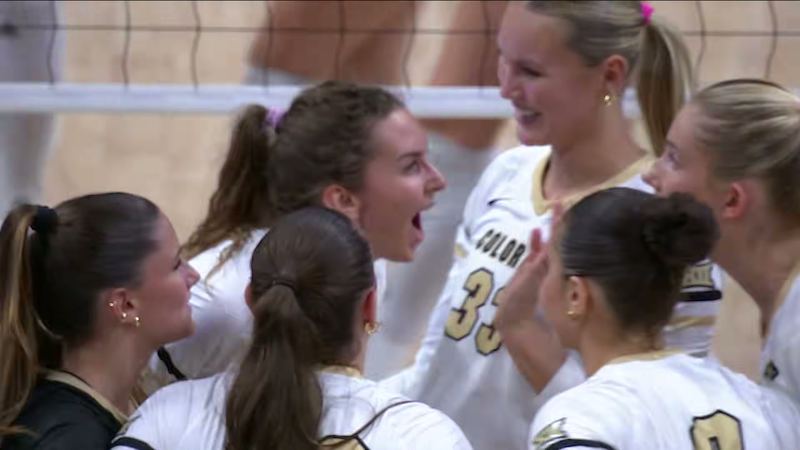 Fotograma del reel: jugadoras de Colorado celebrando el punto