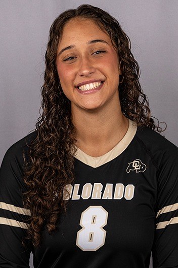 Ficha oficial de Inés Losada con la camiseta del número 8 de Colorado